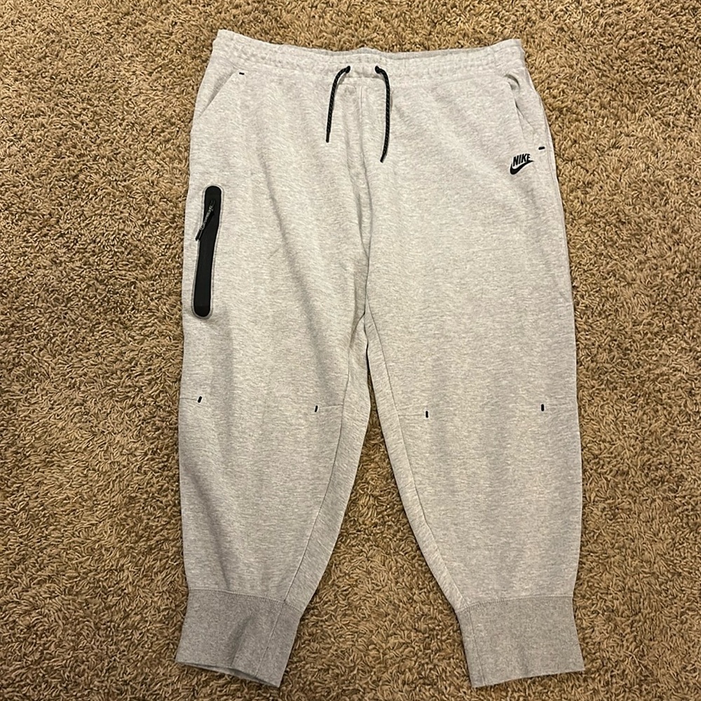 Nike Women’s Sportswear Tech Sweatpants in Heather Gray. Size XXL.